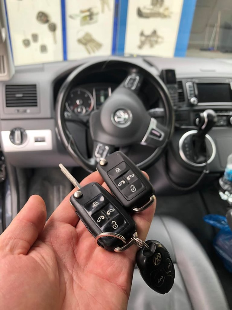 img/lucrari/volkswagen-t6-multivan-2013-dublura-cheie-cu-telecomanda-4-butoane-1.jpg
